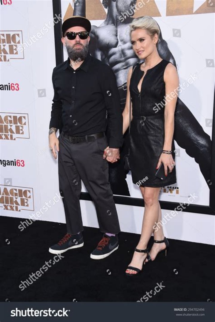 Discovering Kseniya Beryazina: The Artist Who Paints with Sand